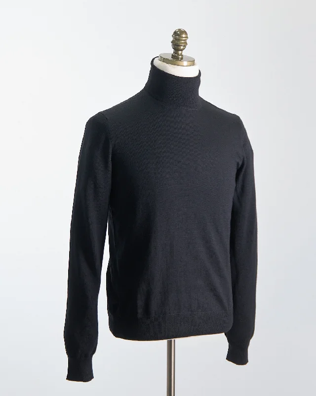 Lightweight Wool Turtleneck